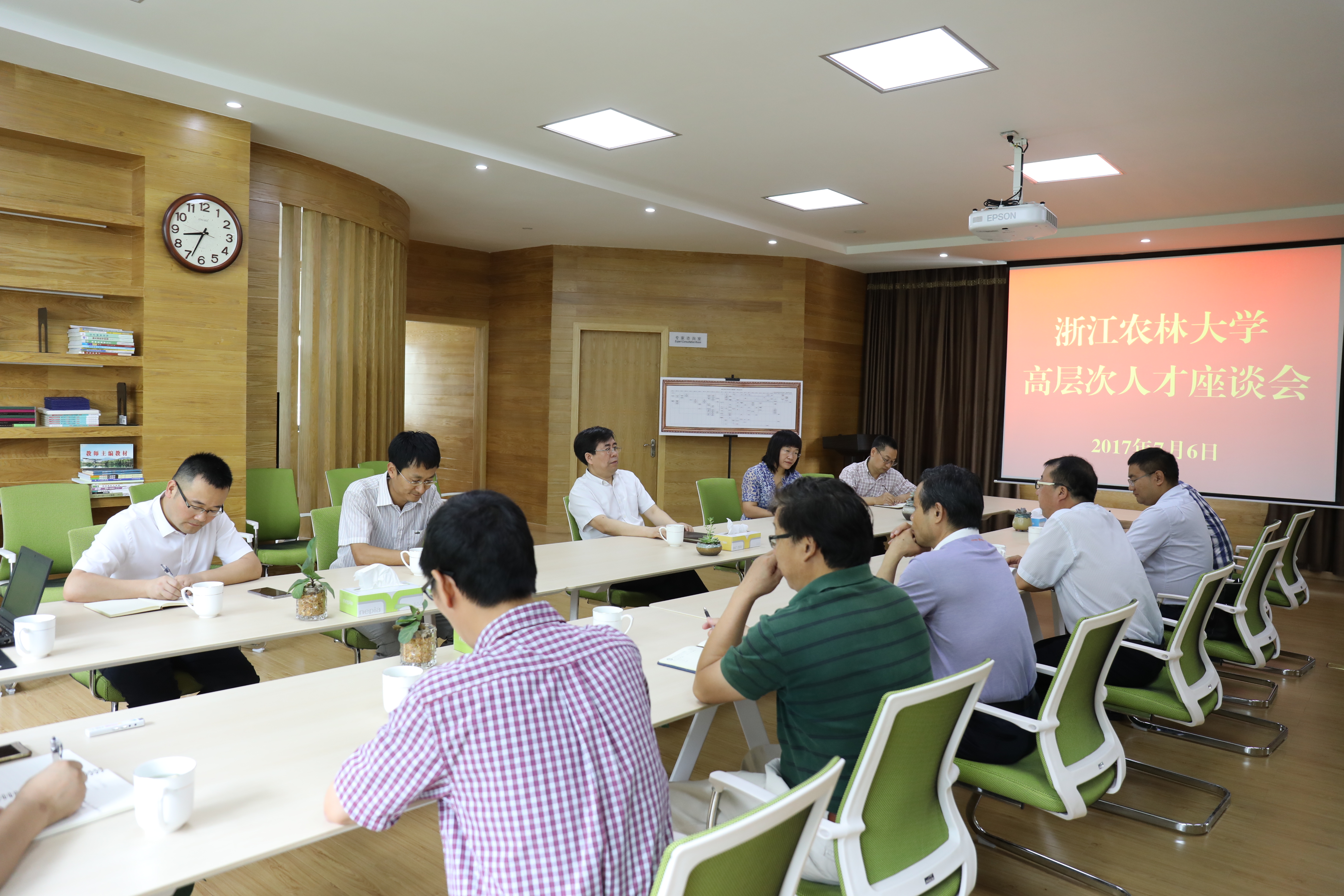 应义斌主持召开学校高层次人才座谈会