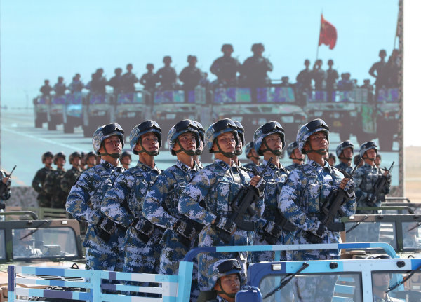 这是阅兵式上海军陆战队方队.新华社发