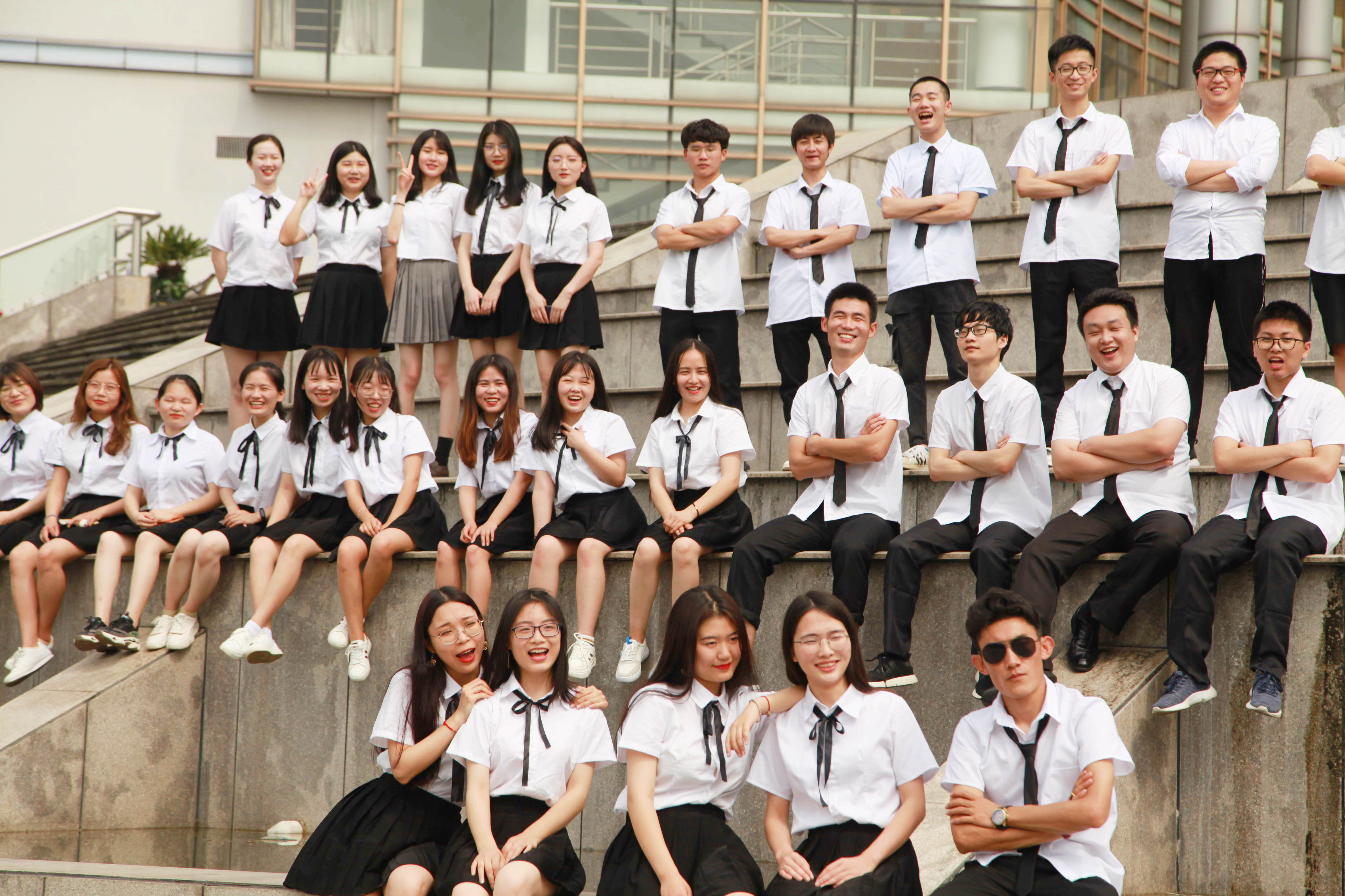 中国教育在线浙江农林大学毕业照里秀青春乐观自信迎未来