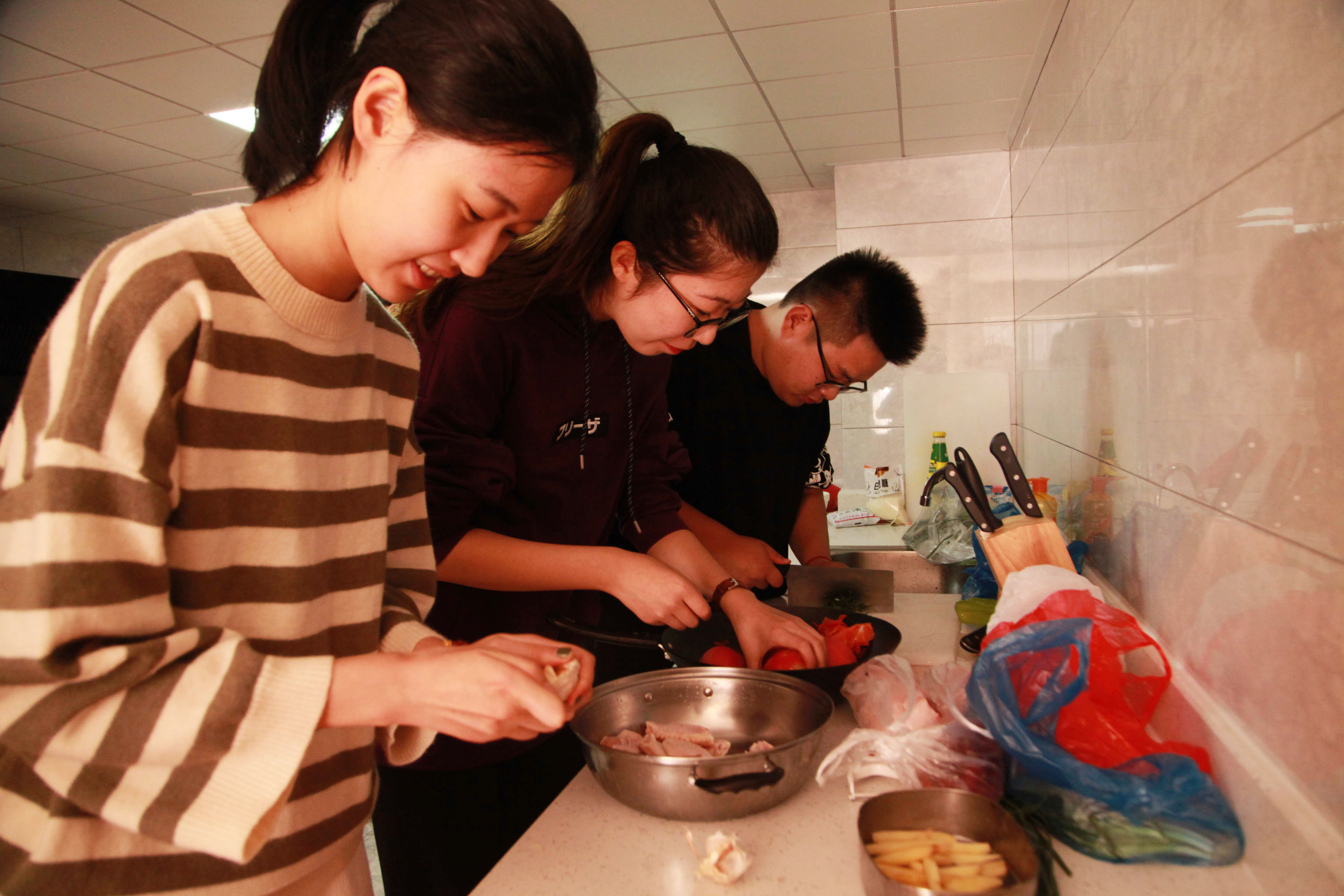 高校共享厨房频上热搜 学生：和同学一起做菜更有意思-中国科技网