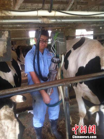 浙江数百名学子暑假拜农民为师田间地头修学分