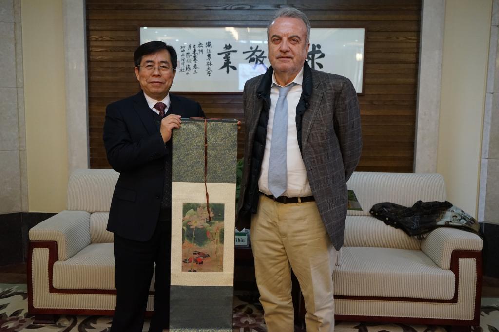 校长应义斌会见damià barceló教授,并围绕文章发表,学生留学,教师