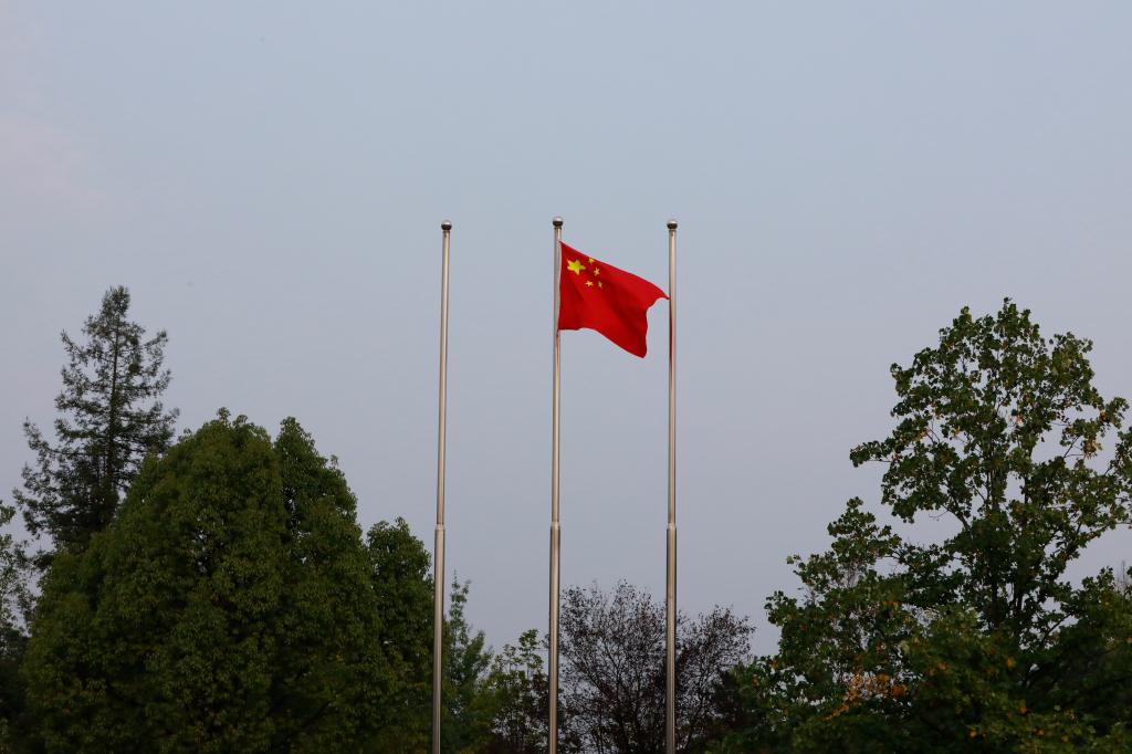 百花争艳迎国庆 校园处处中国红