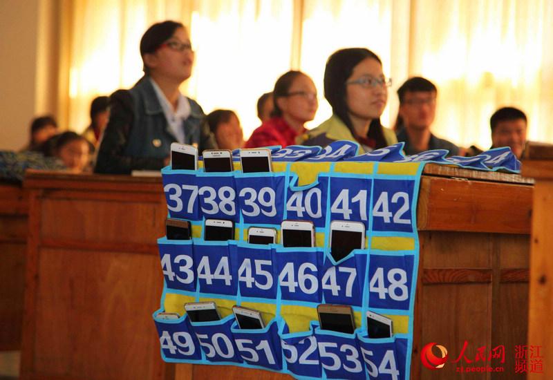浙江农林大学推行无手机课堂:学生进教室 手机进“机位”