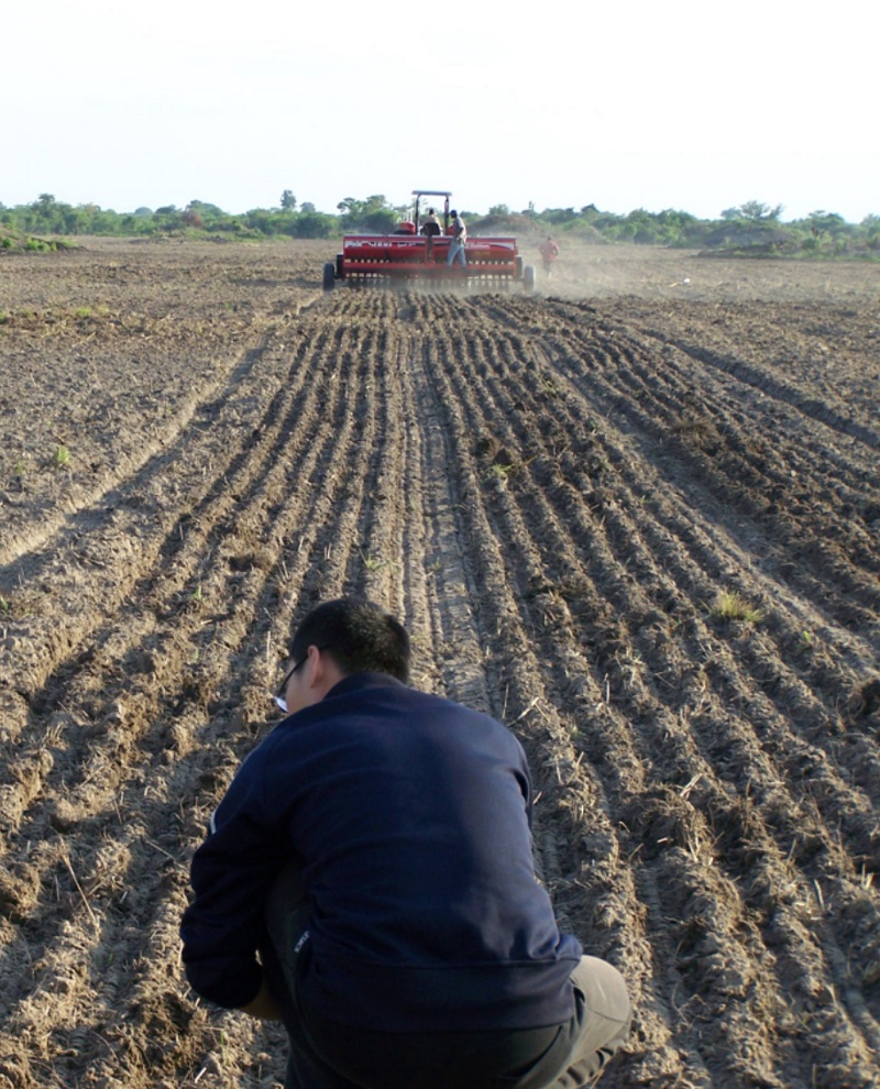 播种机播种大豆，工作人员在拨土检查播种质量，是否均匀，是否有籽粒破碎，是否达到亩播种量.jpg