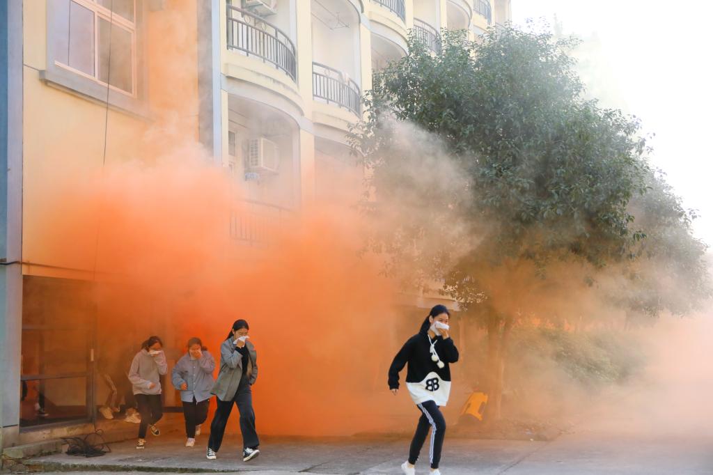 学校开展消防灭火救援演练启动119消防安全宣传月活动