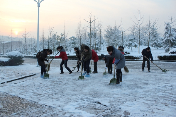 积极动员全面部署坚决打赢除雪攻坚战