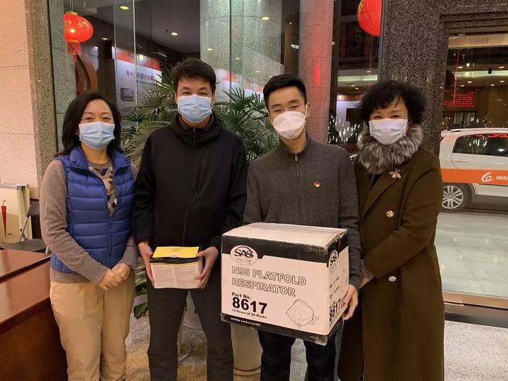 1王铭杰(右2)在捐助口罩.jpg 1王铭杰(右2)在捐助口罩.jpg