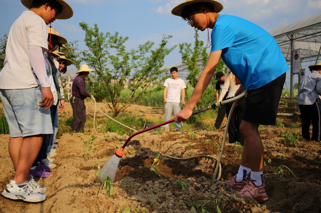 园艺学院举行春耕春种活动