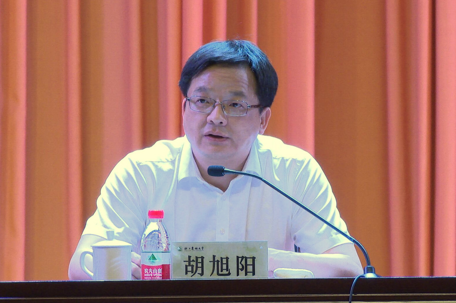 学校召开教师干部大会宣布省委关于调整学校领导班子的决定